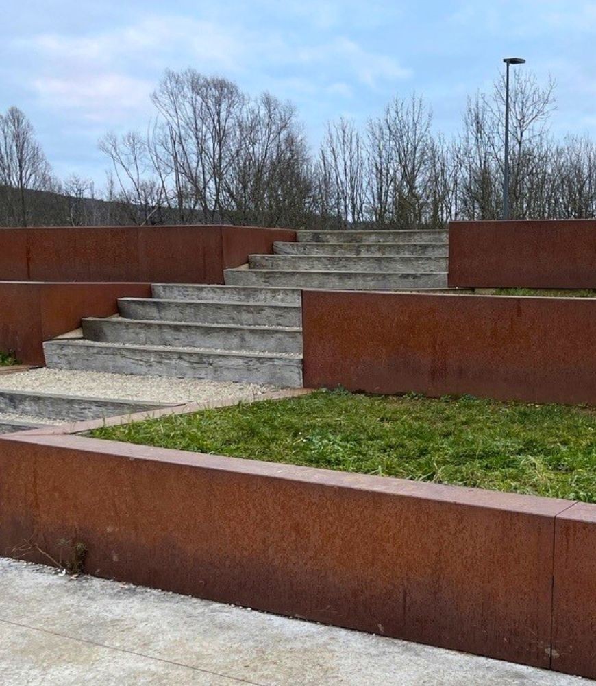 Stützmauer aus Cortenstahl: eine moderne Alternative zu Beton und Stein